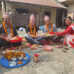 Bijaya, Tötti und Bigyan werden typisch nepalesisch Willkommen geheißen.